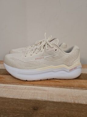 Brooks Ghost Max 2 Women's Size 10 Coconut Milk Zephyr Sneakers
